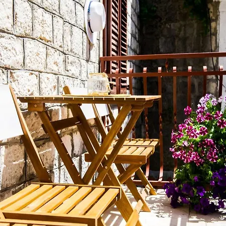 Picturesque House In Old Town Near And Local Amenities *